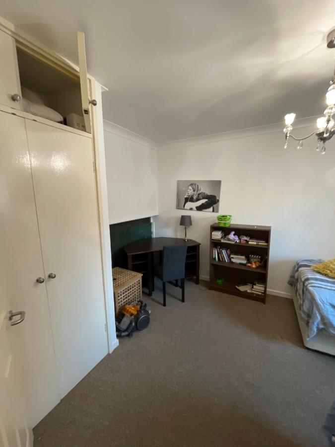 Victoria Two Bedroom Apartment 런던 외부 사진